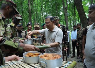সেনাবাহিনীর মহড়ায় গিয়ে সৈন্যদের রান্না খাবার খেলেন প্রধানমন্ত্রী